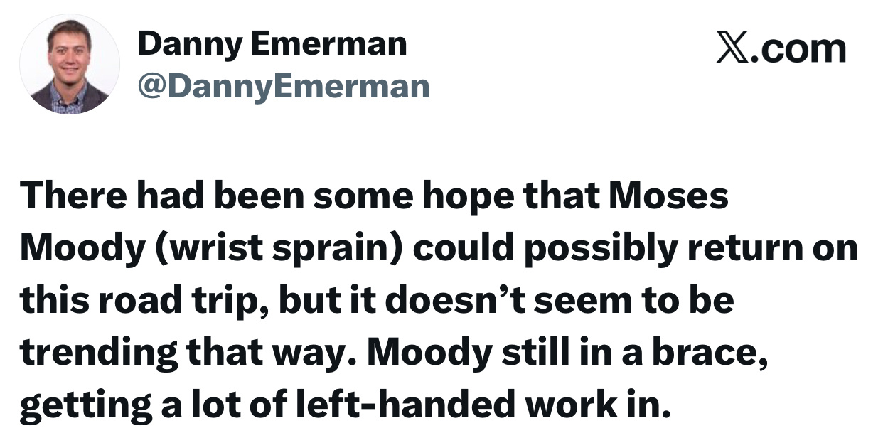 勇士队记：摩西穆迪正在刻苦训练，改用左手投篮，受伤的右手腕戴着护具。即便如此，他