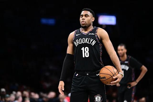 据沙姆斯·查拉尼亚透露，布鲁克林篮网将与马拉奇·史密斯签下一份两年合同。
史密斯