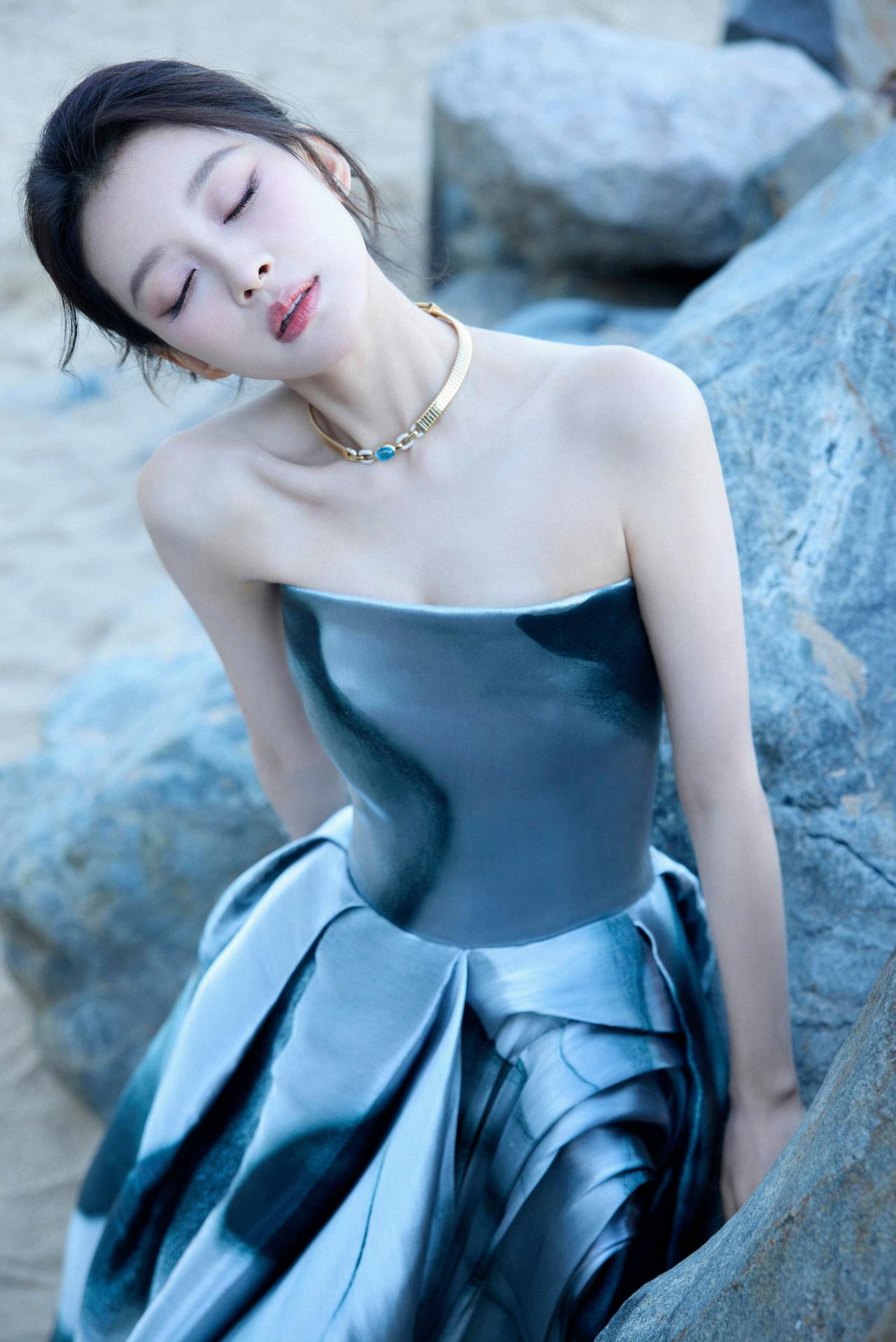 孙怡——风姿入镜，灵韵流转，冷艳与柔媚碰撞。
最美的女神得长啥样呢美女明星