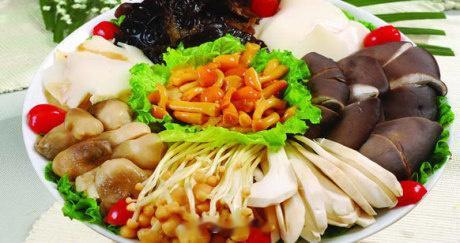 【约96%的菌类都有抗癌效果】如冬菇、香菇、金针菇、木耳等富含多糖类物质，可增强