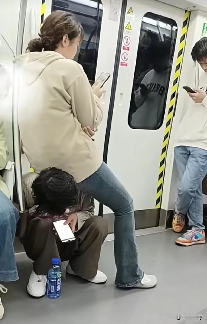 兄弟，你这膝盖是铁打的吗？
好的爱情是两个人并肩而立，不是一方高高在上，另一方卑