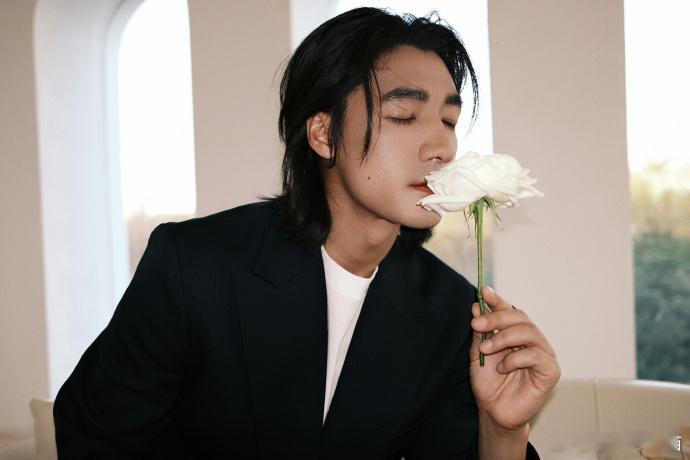 此沙陈彦允的现代花絮此沙给良陈美锦拉手幅此沙分享陈彦允的现代花絮此沙还亲自为良陈