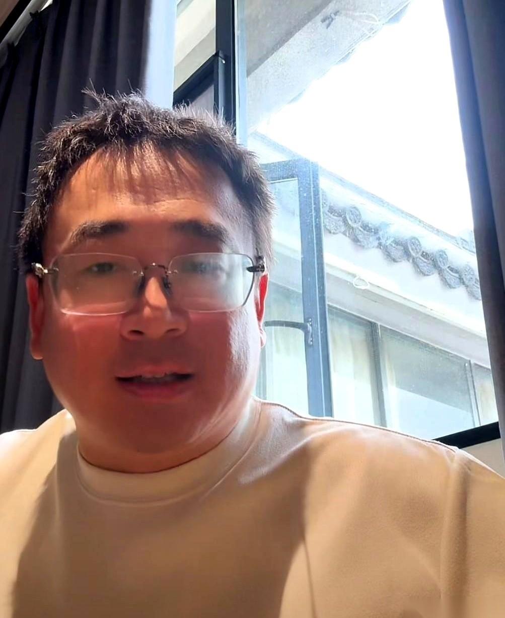 “我们都到现场了。”
云昊下午五点半刚露面，直播间瞬间挤进三四千人，屏幕上的礼物