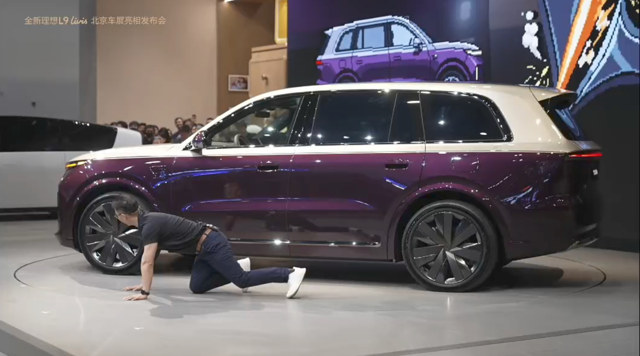 汤哥不容易啊，技多不压身，竟然还会单手俯卧撑！btw，理想L9 livis这个角