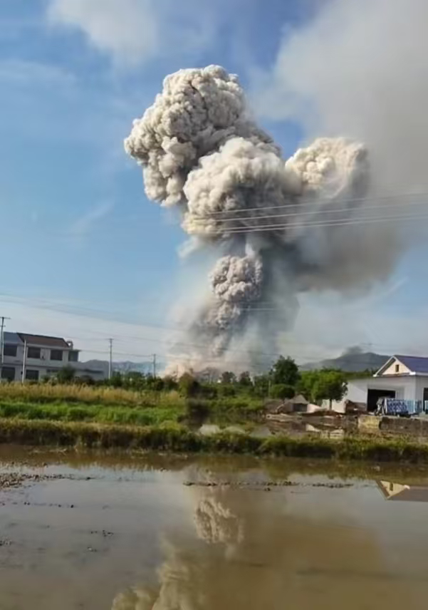 浏阳烟花厂爆炸致26死61伤湖南浏阳烟花厂车间突发重大爆炸事故，26人遇难61人