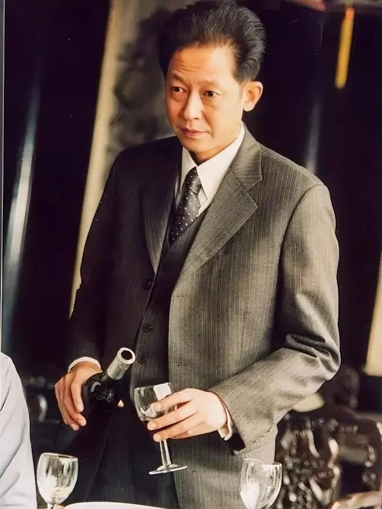 王志文有一句经典台词：
“到了一定年龄，
没有稳定的收入，没有存款，
亲人遇到事