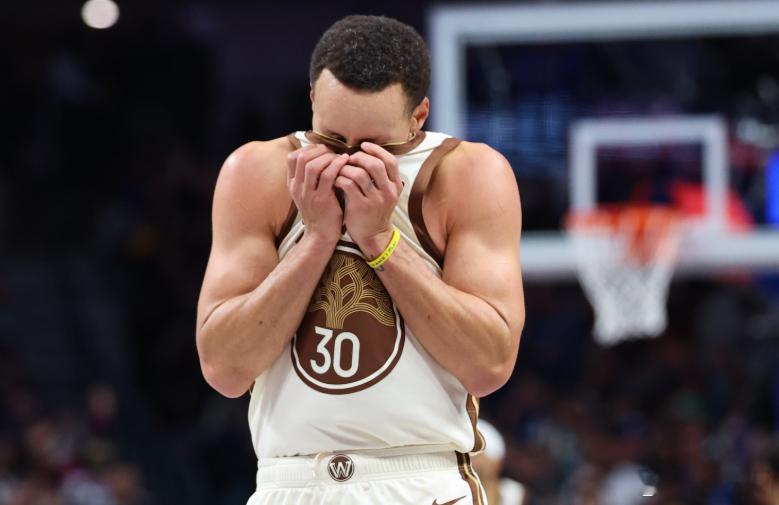 明天早上6点半，勇士客场挑战森林狼。根据球队伤病报告显示，梅尔顿（左膝伤病管理）