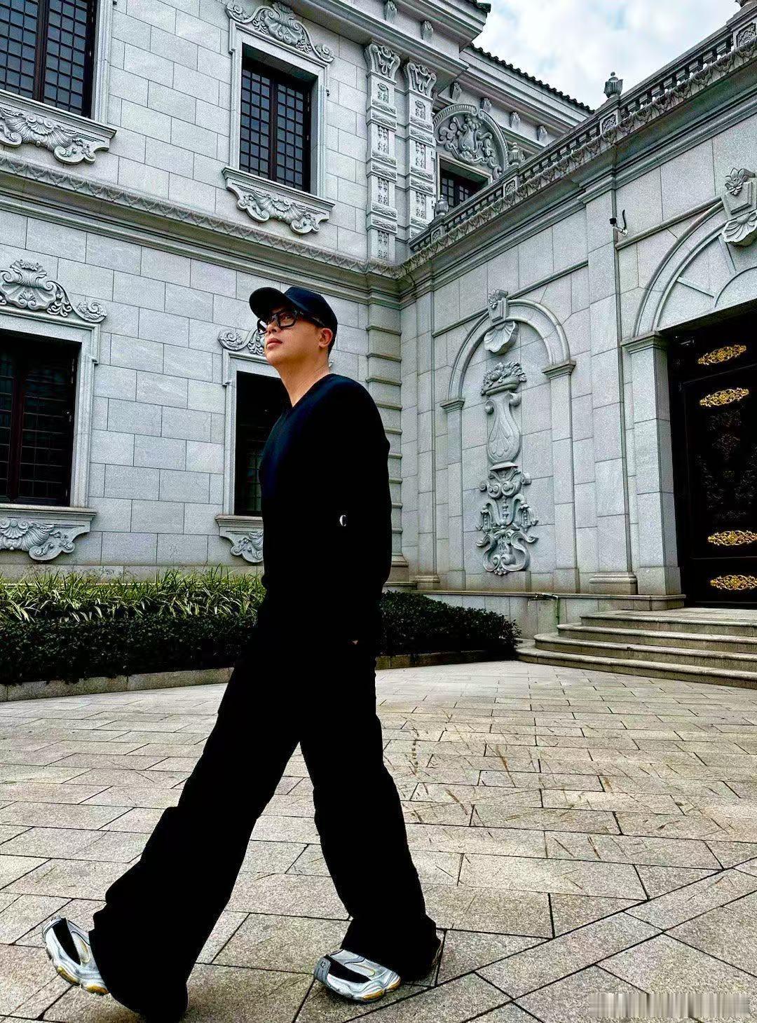 金润吉大雨开唱东北超雨水一遍遍冲刷舞台，却浇不灭金润吉的演唱热忱，嘹亮歌声穿透雨