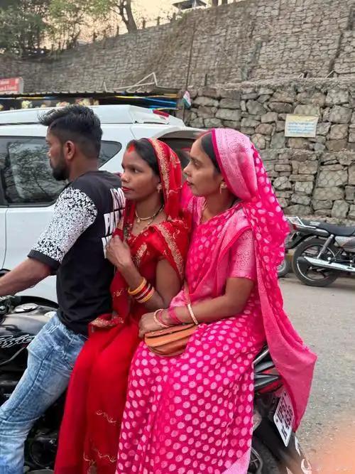 印度的发展就像坐过山车，有被热捧的高光时刻，也有面临的现实困境。
西方财经媒体和