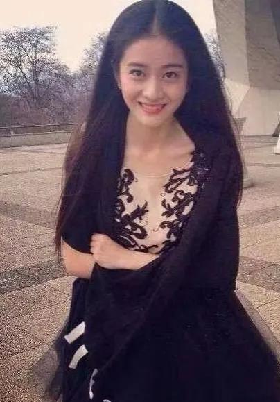 张雪迎终究还是被“胡辣汤”事件给毁了，明明16岁就已经这么美了，而且是很灵气很有