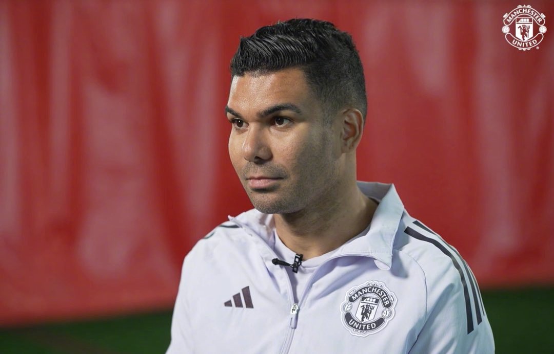 📢 卡塞米罗被问及在老特拉福德听到曼联球迷高喊‘再留一年’时的感受：“说实话，