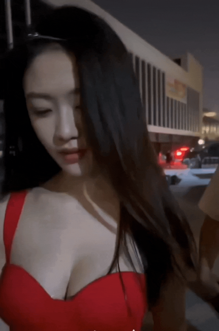 向涵之摊牌了，不装了，直接开大，大方展示好身材，真的太好看了，我觉得她肯定还能爆