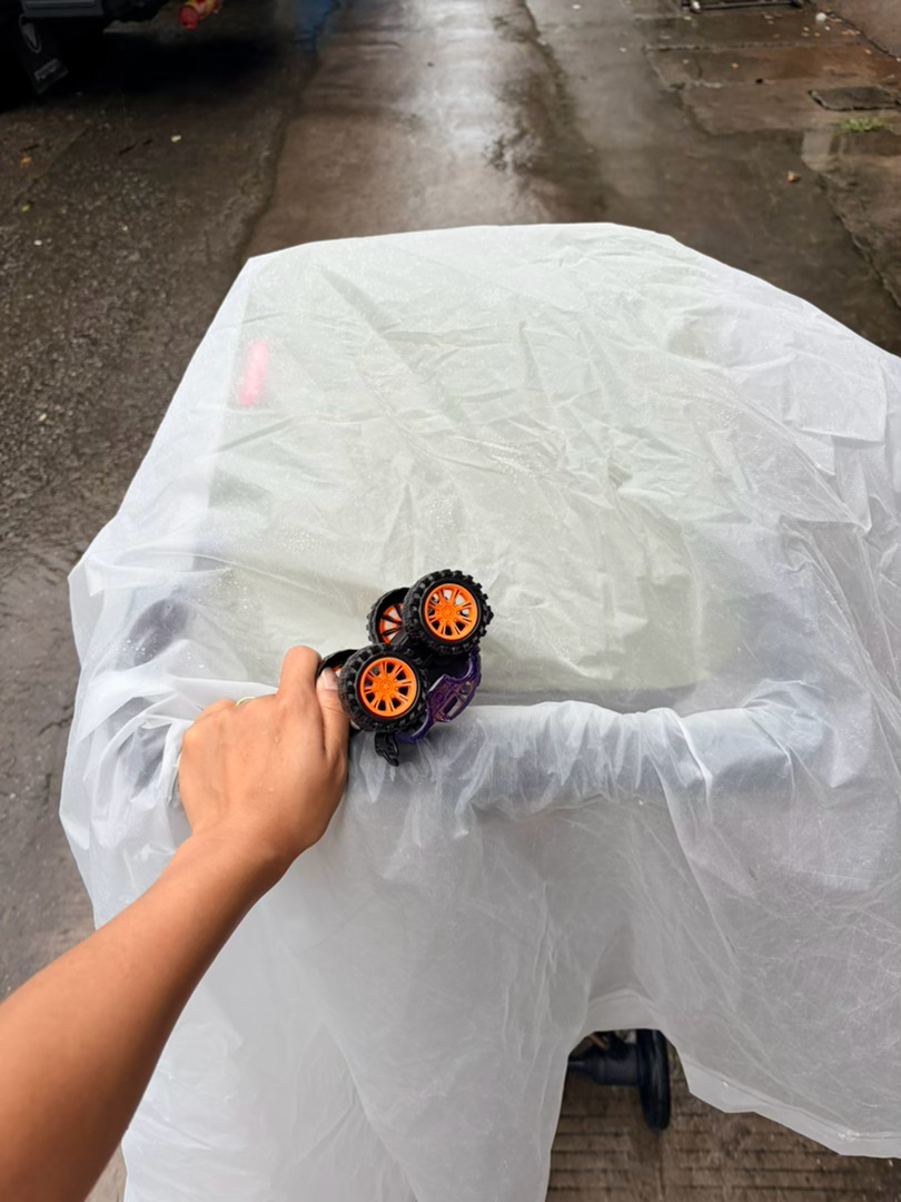 下午去商场儿童乐园的时候就是下着小雨的，到了楼下宝爸才给我说没带雨伞，又不想上楼