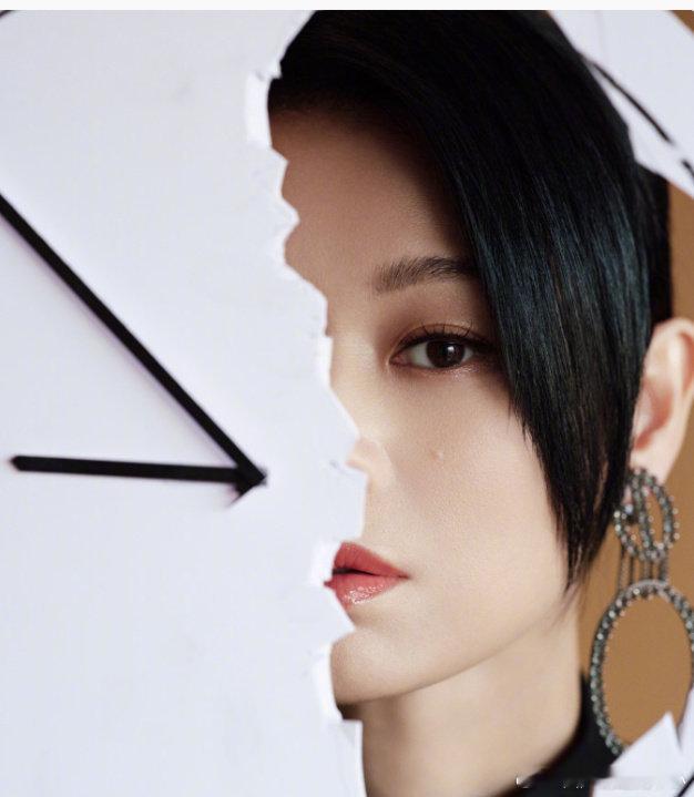 时差一万公里 胡杏儿在《时差一万公里》里的造型太惊艳了！无论是日常的家庭装还是正