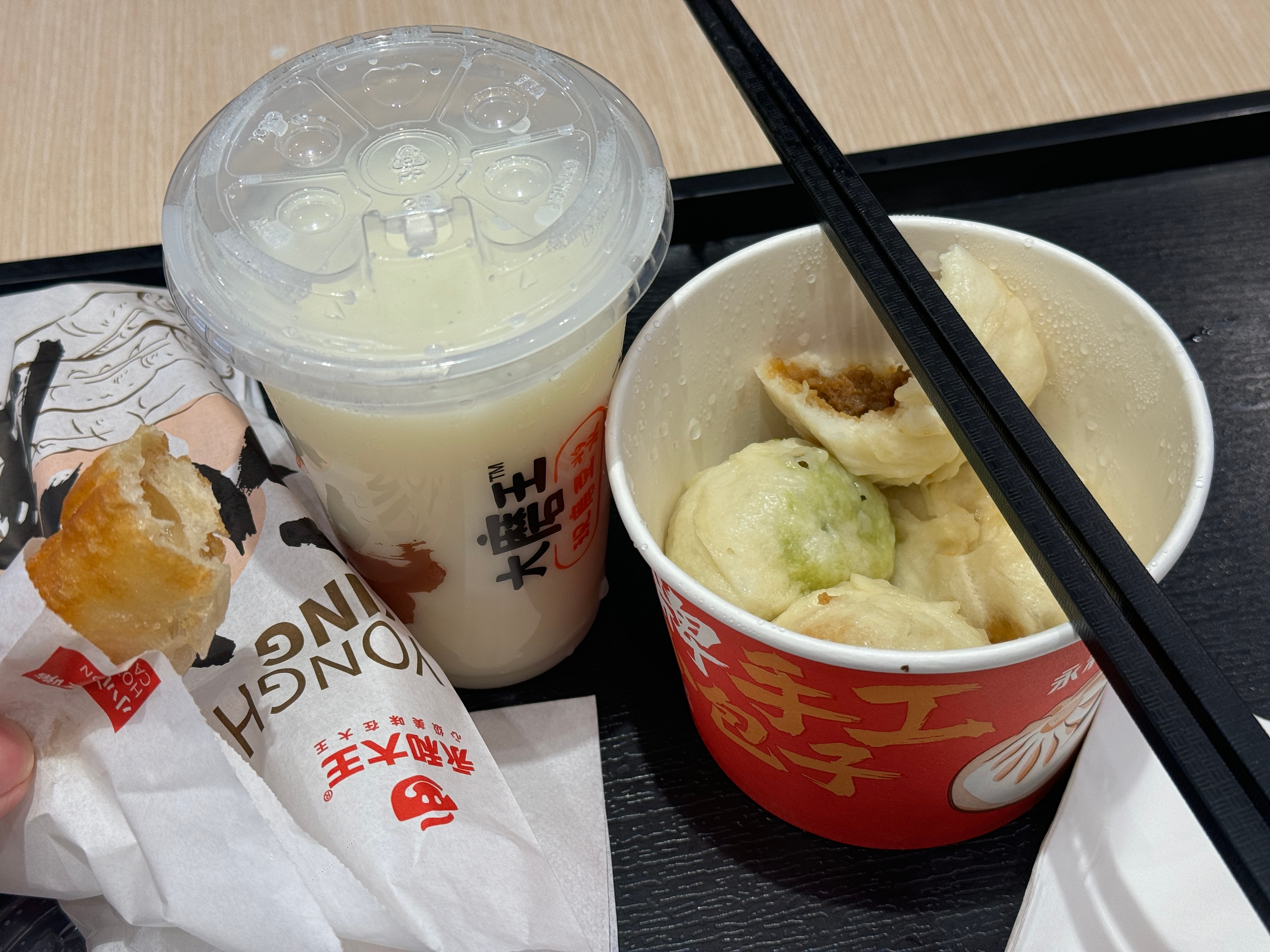 北京朝阳站永和豆浆这早餐属实有点难吃[裂开]豆浆油条包子三件套34元，也就豆浆还