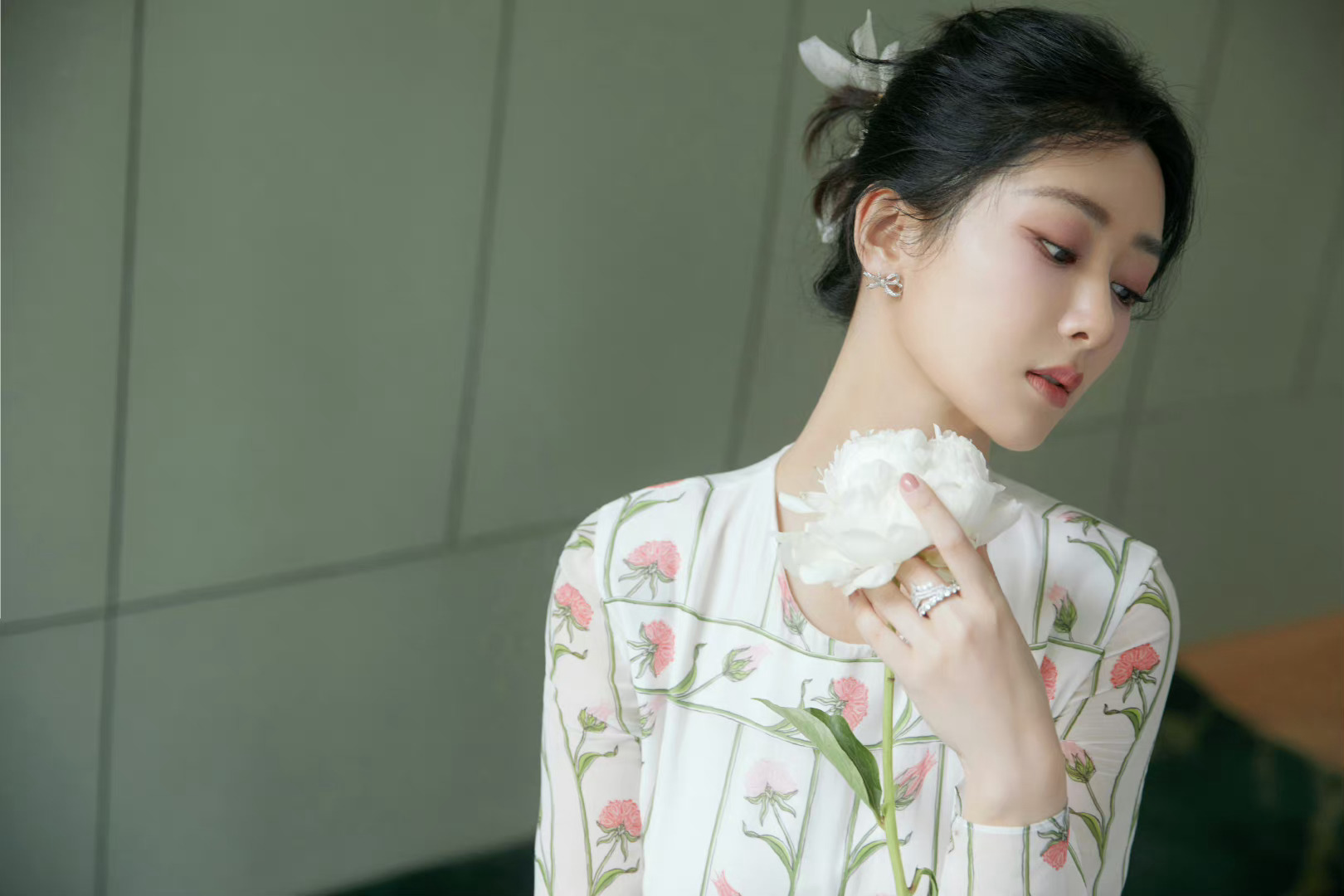 #杨紫[超话]##杨紫小夭# 💗#杨紫长相思# 阳光撒在了阳台上，今天用爱充满