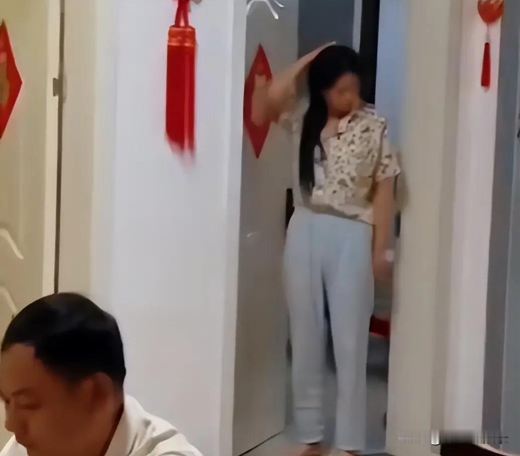 山东一新娘结婚当天睡过头，一觉睡到11点多，看到满屋子人当场懵了，最新回应：我把