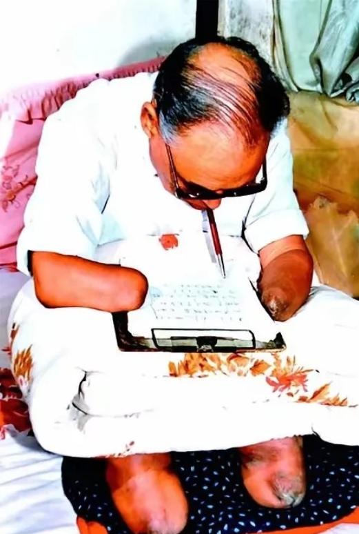 1950年，长津湖战役中，17岁的朱彦夫重伤昏迷，被美军补刀划开肚子，疼醒之后他