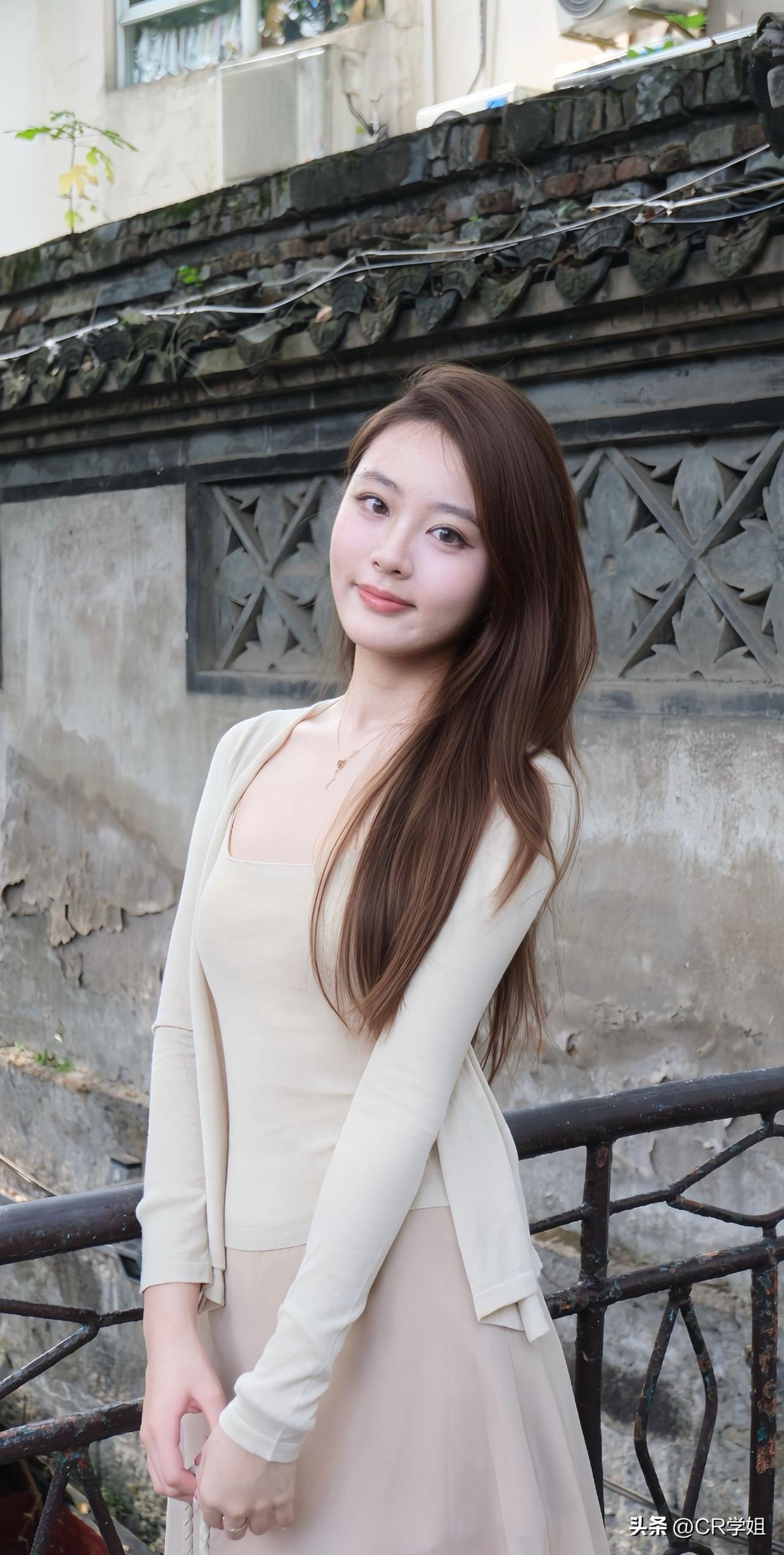 漫步江南水乡，最适合浅色系温柔穿搭，一身奶茶色系针织套装，吊带外搭轻薄开衫，搭配