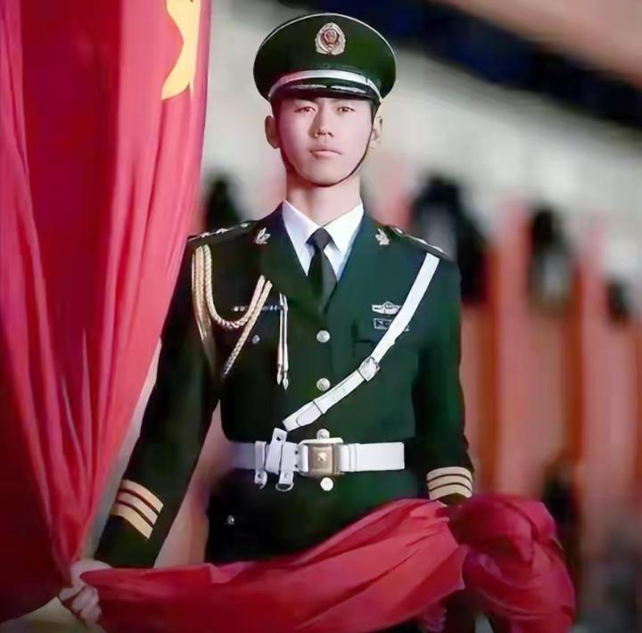 最美最帅升旗手张自轩，服役12年零失误，拿下全县第一的事业编，捧着人人羡慕的铁饭
