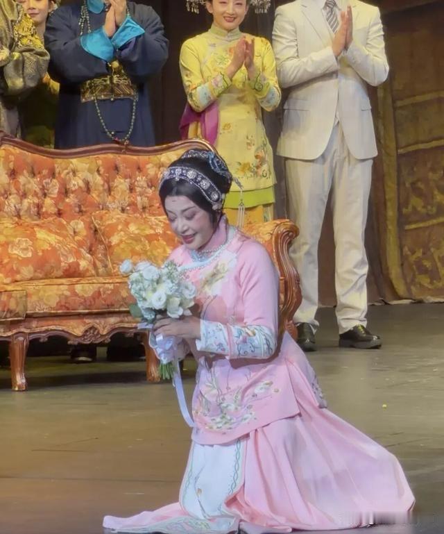 刘晓庆在《风华绝代》巡演243场，演出后，她跪谢观众。她无数次以跪谢幕。“没有观