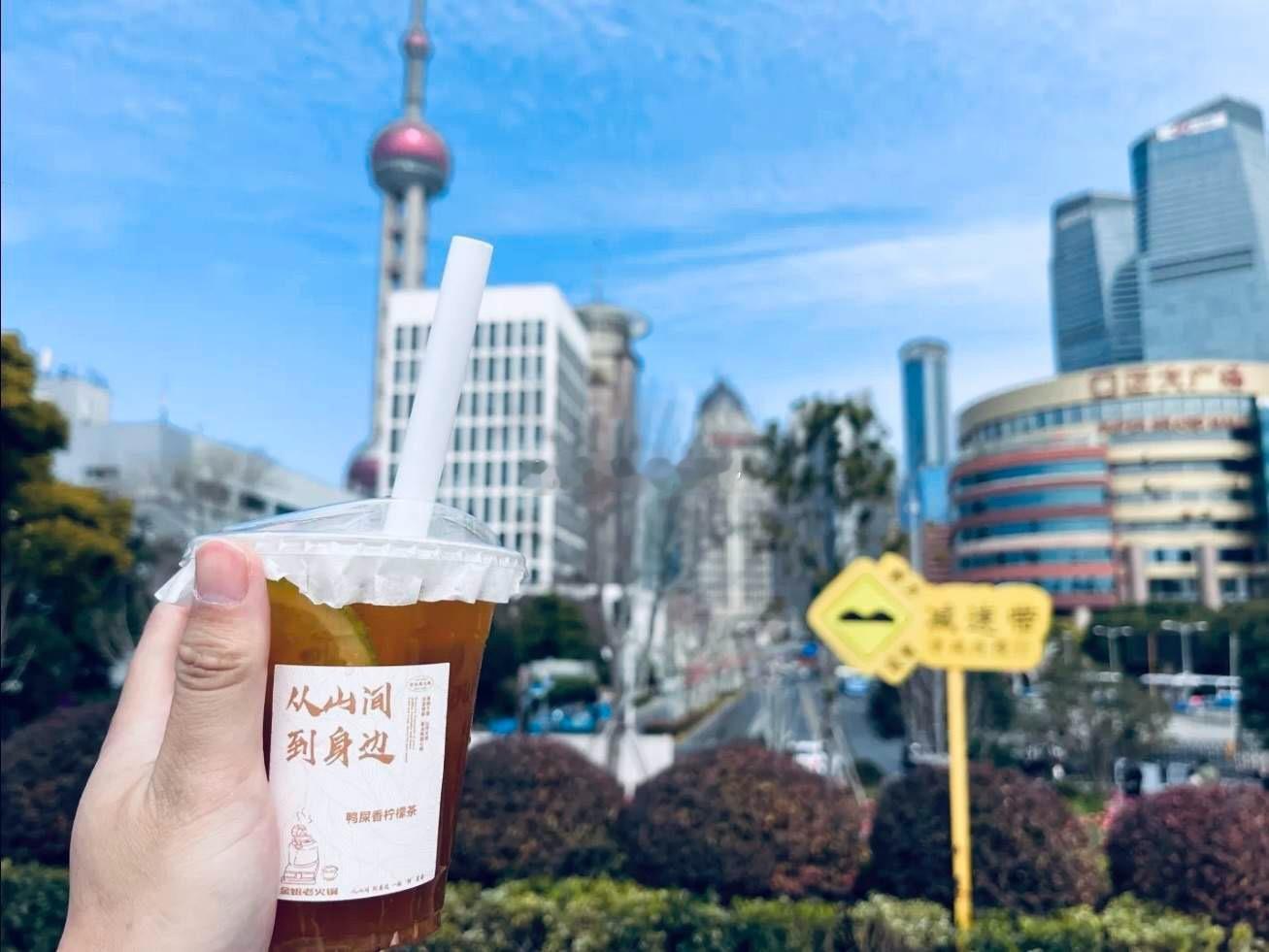 大盘经过连续上涨以后，昨天收出了类似吊颈线，但这根吊颈线不是很标准，因为下影线太