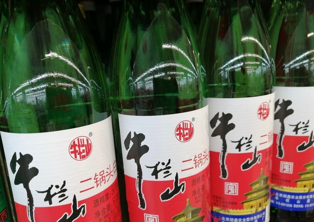 顺鑫农业一年亏了1.5亿低端白酒牛栏山为什么卖不动了 近日，牛栏山母公司顺鑫农业