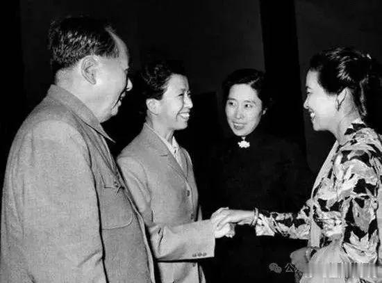 中华人民共和国成立后，她一直没有以夫人的名义，出现在正式的外交场合。1962年9