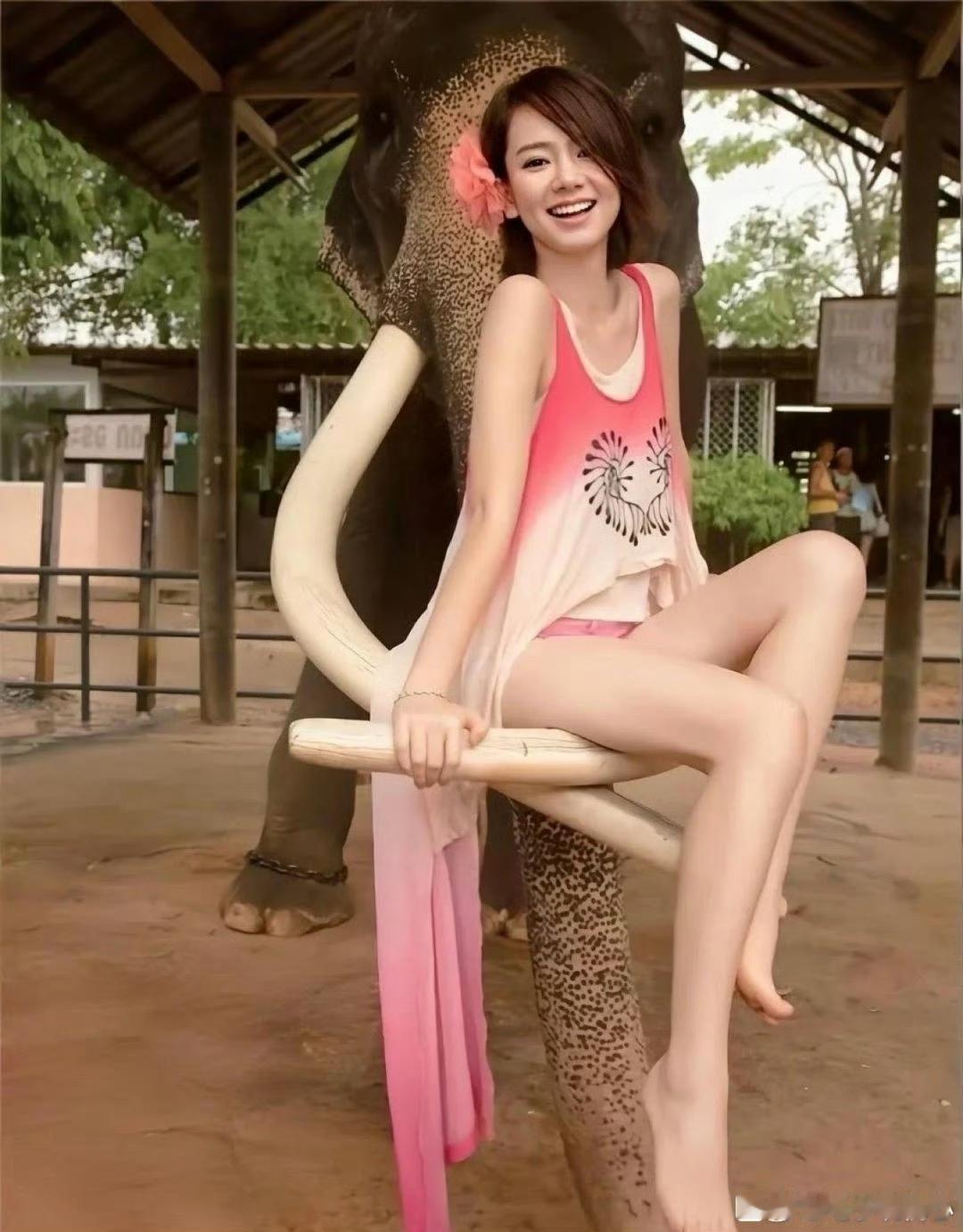 戚薇年轻的时候真的好漂亮，笑容太有感染力了 