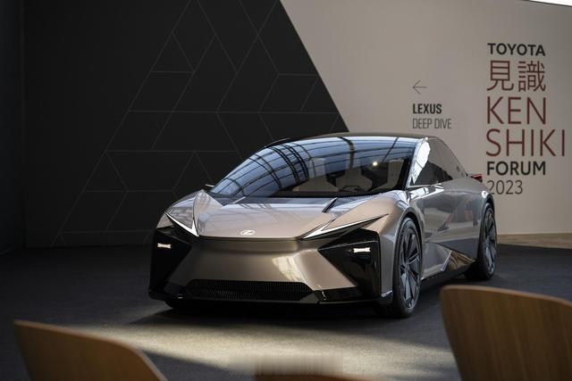 全新雷克萨斯IS消息曝光，新车将转为纯电动车型，预计2027年发布。外观借鉴LF