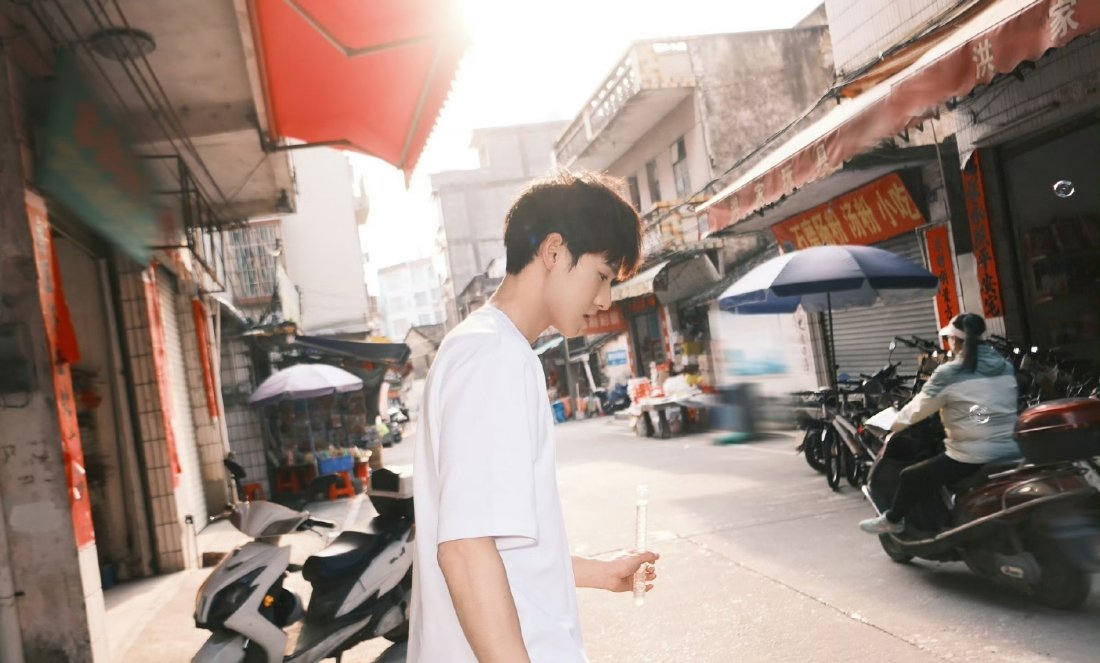 李昀锐 哥哥横店是不是很冷啊！！！森林们们很想你 天冷加衣