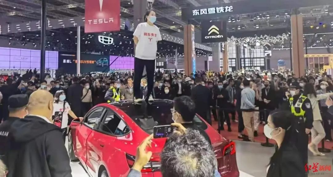 特斯拉车顶维权女车主二审败诉，被判赔偿17万，该事件致特斯拉
