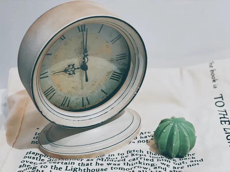 一个人消磨时光的方式可太多啦。要是喜欢安静，我会挑个阳光好的午后，窝在沙发上读一