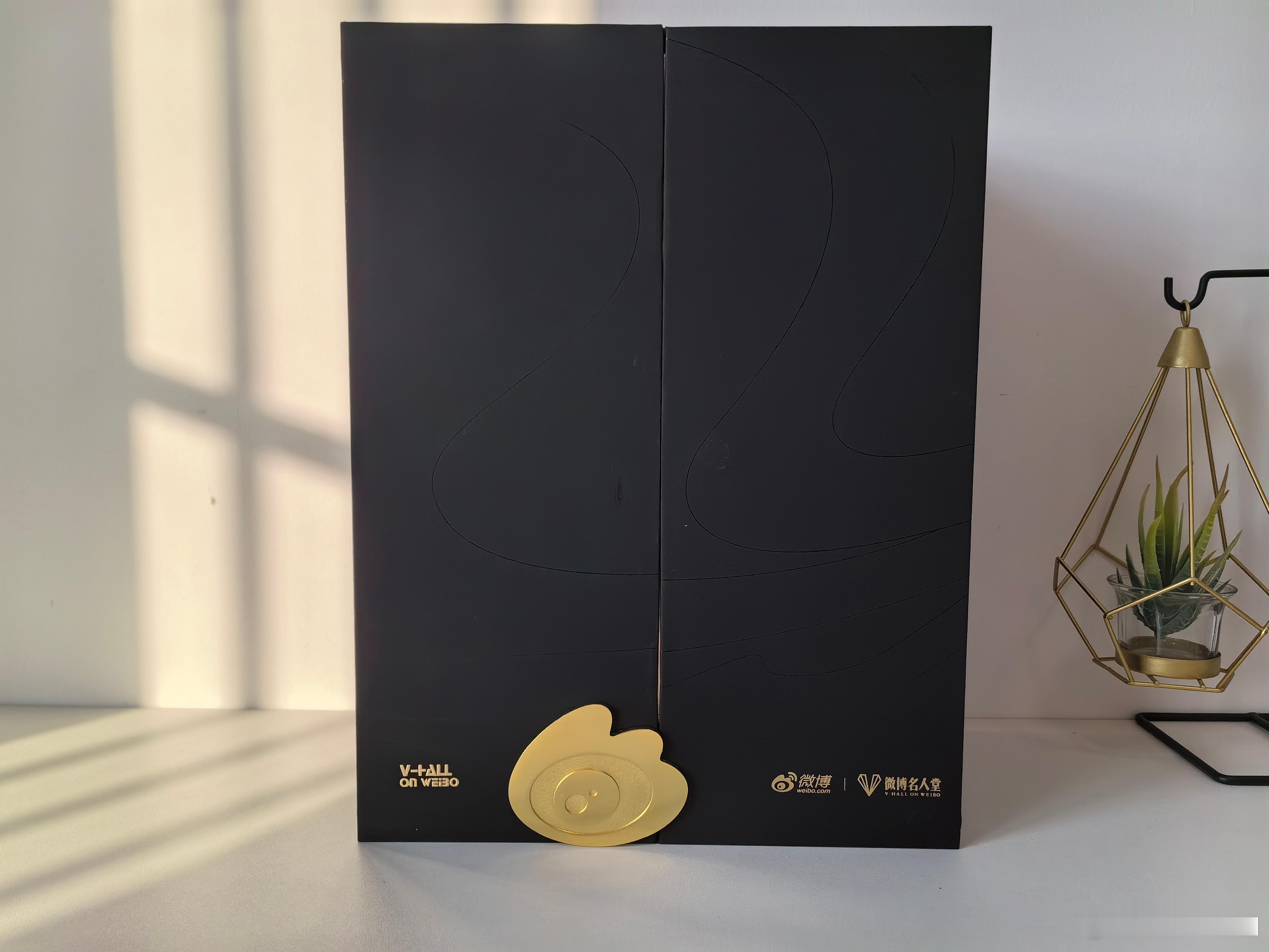  收到了微博名人堂发来的百万粉丝成就礼盒。感谢微博平台，继续加油冲冲冲。[笑而不