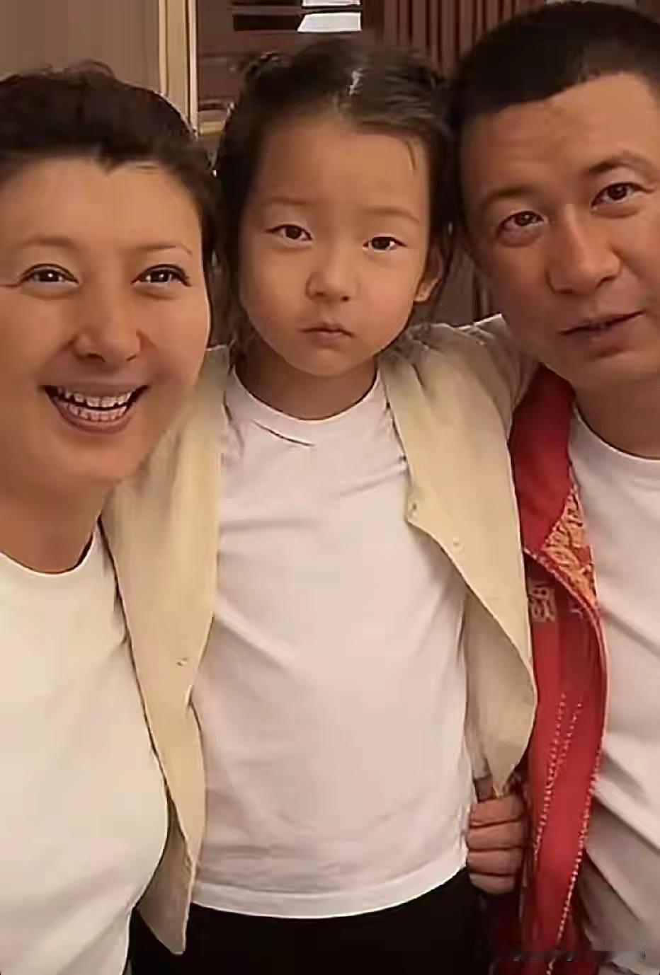 难得同框合照！闫学晶带着女儿和现任丈夫马明东一同出镜，一家三口同框氛围感拉满，满