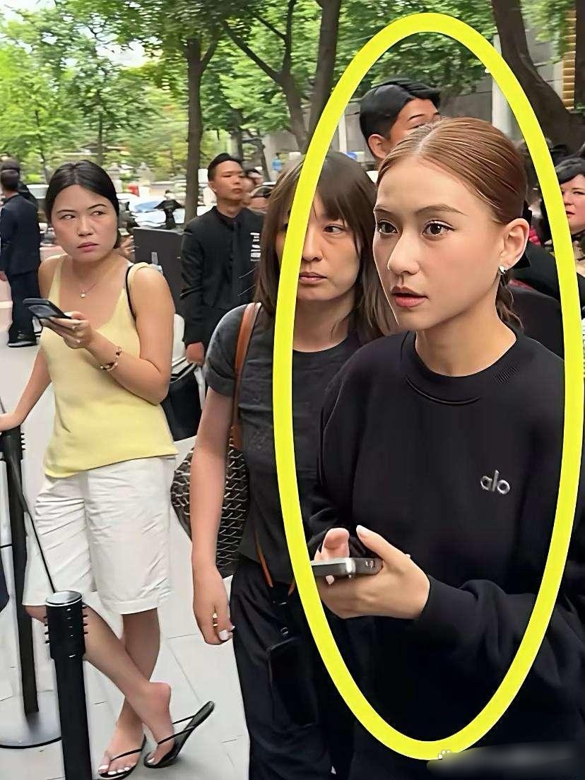 我勒个豆，何超莲路人视角长这样吗…. ​​​
