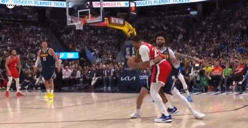 哈哈，穆雷直接给尼玛鲍威尔抱起来了[笑cry]快船vs掘金nba季后赛 ​​​