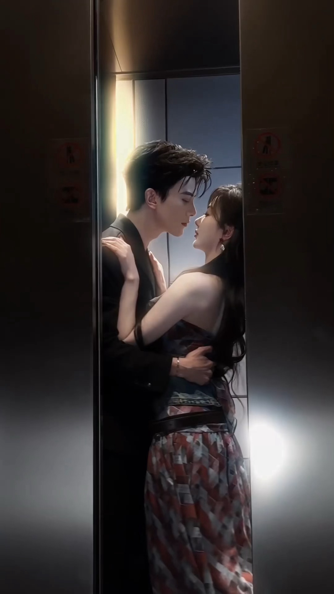 啊啊啊啊啊啊啊不齐而俞拍了这个电梯抱！！孔雪儿邓凯拍了电梯抱 孔雪儿邓凯共创电梯