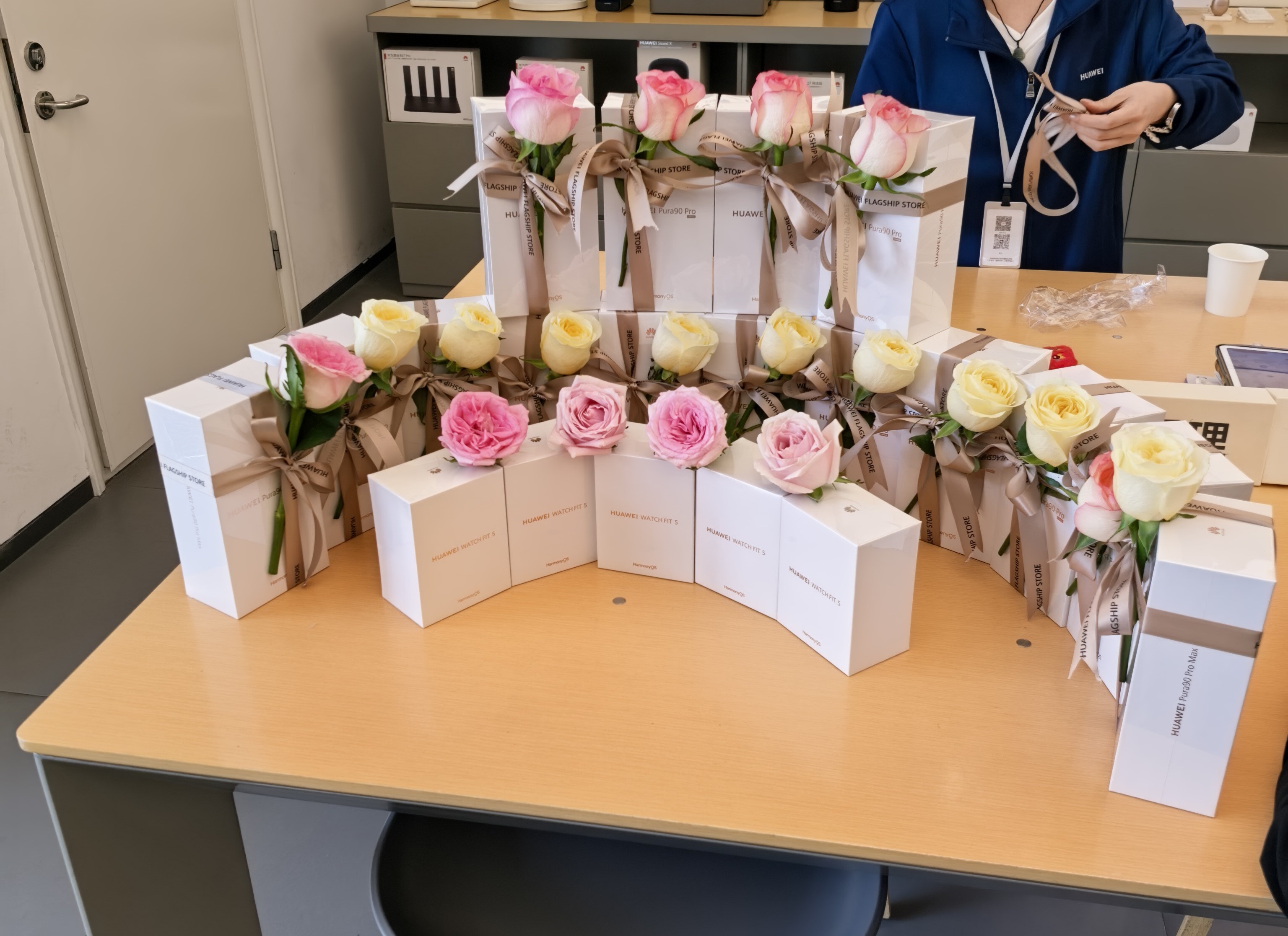 华为Pura90系列开售爆单 我去的那家店，一大早摆了20台预定的机器在那……然