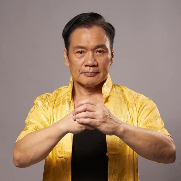 香港武打演员罗莽近日惊传失联！原定今日出席新电影《触电》优先场谢票活动的他，不仅