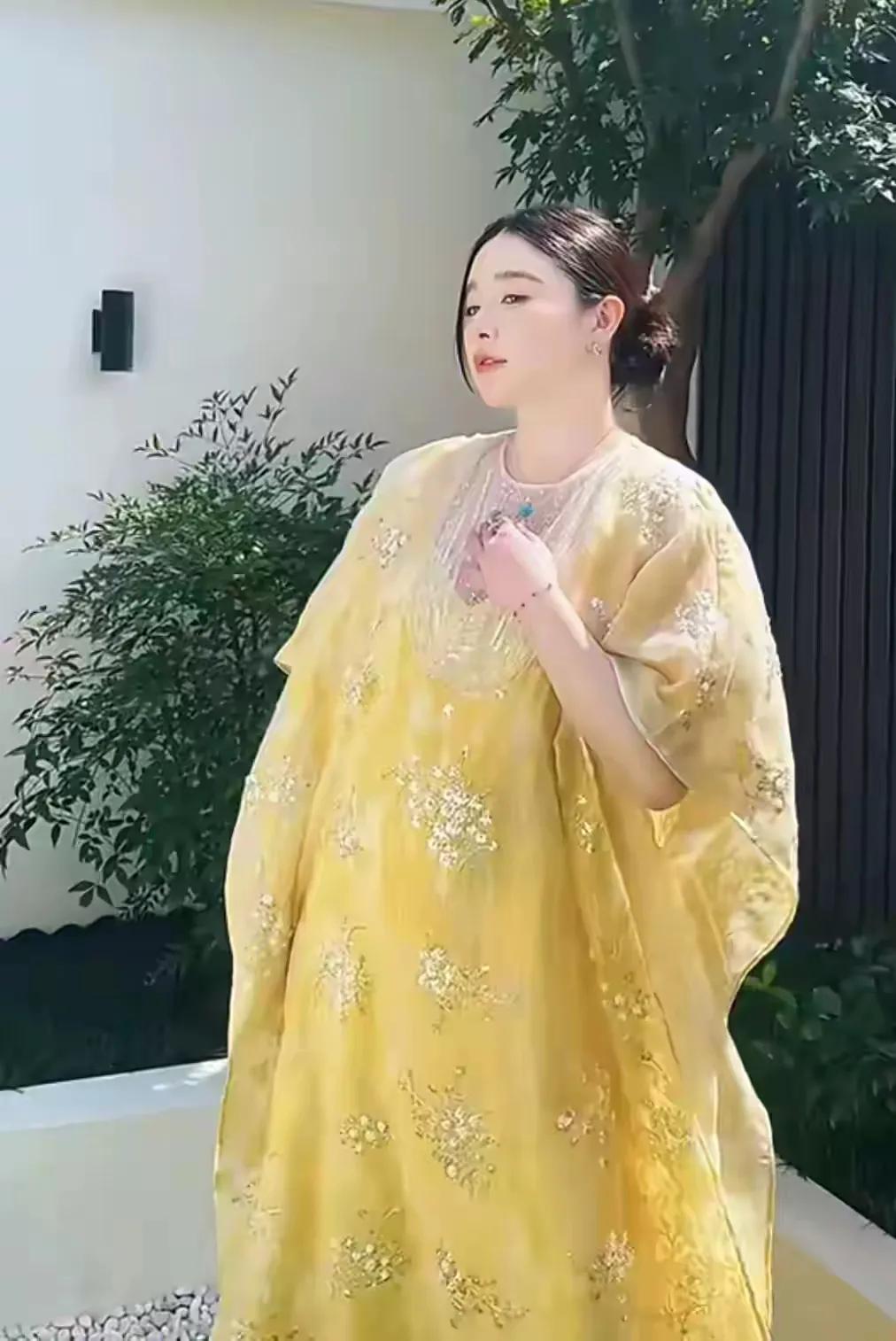 阚清子的面相真的变了！你看她一身发财黄套在身上，挺着孕肚，即便胖到原来的两个粗，