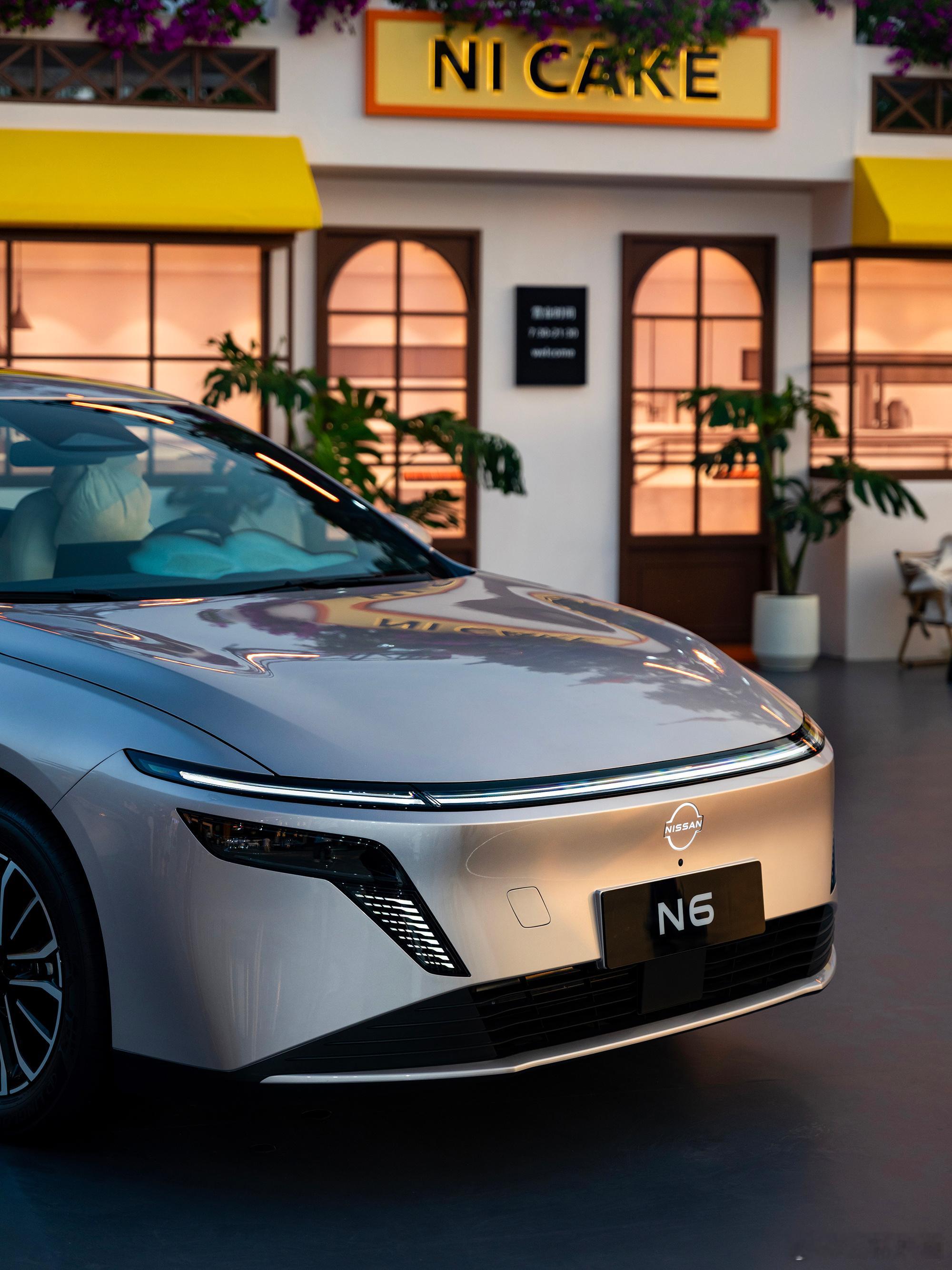 东风日产N6发布会实在太离谱了几百张座椅用的是N6零压云毯座椅还在小圆桌板上摆满