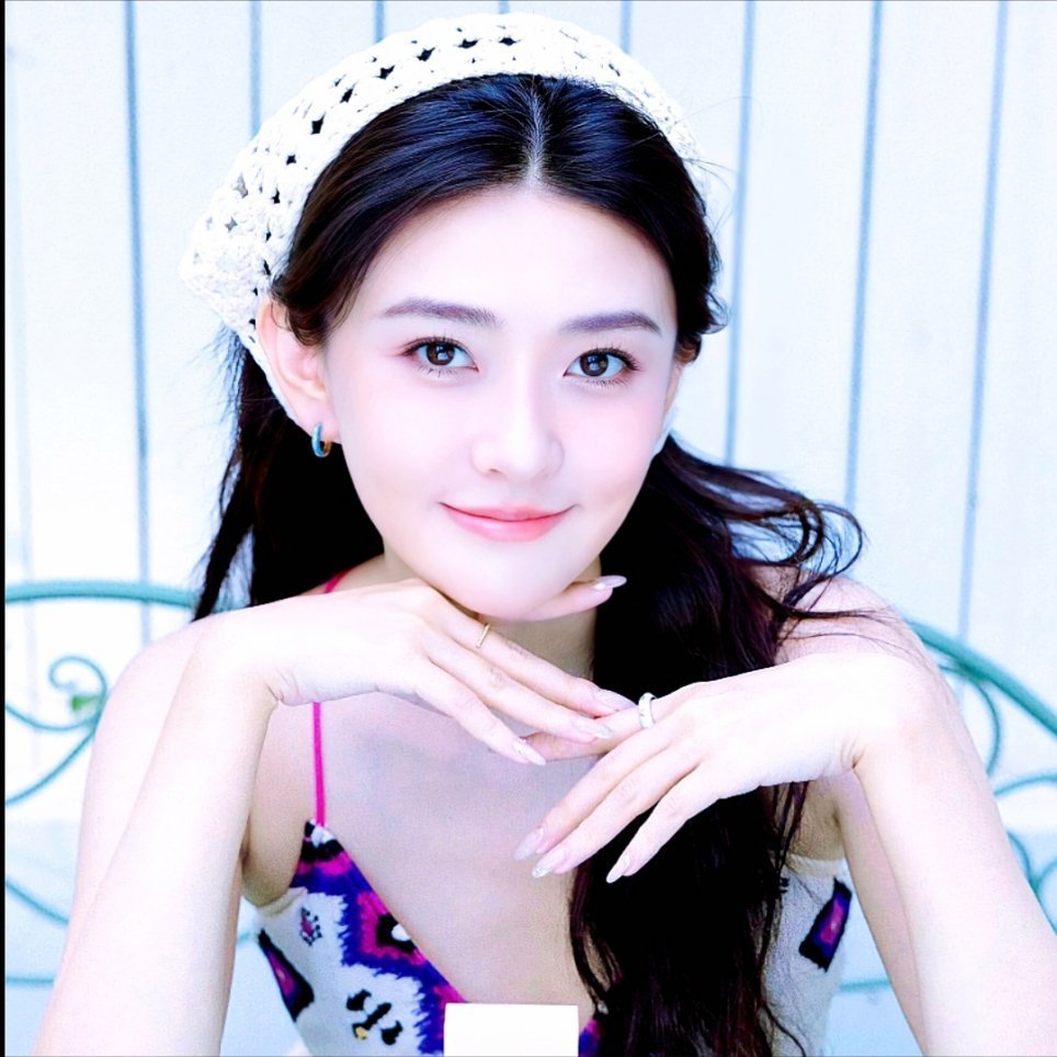 梁洁[超话]  感觉梁洁简直也太耐看了吧，真的是好喜欢这么动人的五官 ​​​