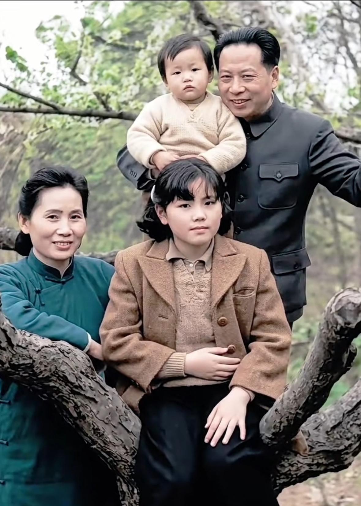 这是50岁的叶挺和妻子李秀文，以及女儿叶扬眉、小儿子阿九（叶阿九）的真实合影，都