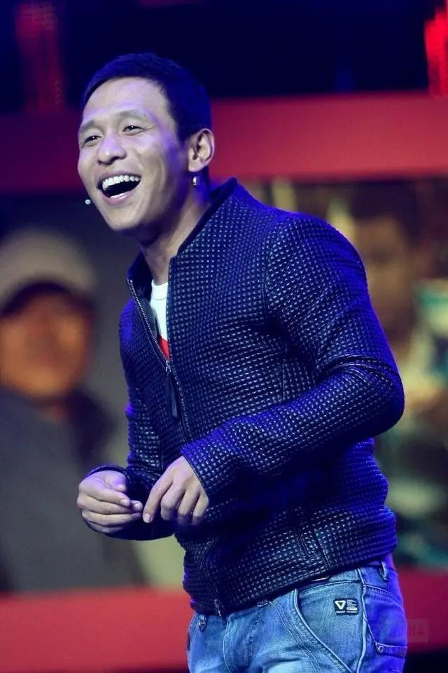 演员，宋小宝，参加一个聚会，现场都是大咖，莫文蔚，谢娜，李若彤，宋小宝说，我内心