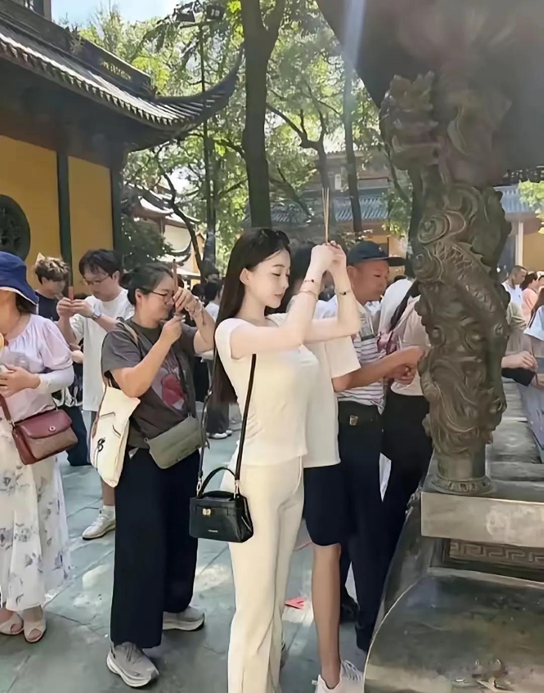 心中受了堵，
南山来祈福。
福佑事事顺，
财源总找你。
健康不染疾，
幸福一辈子