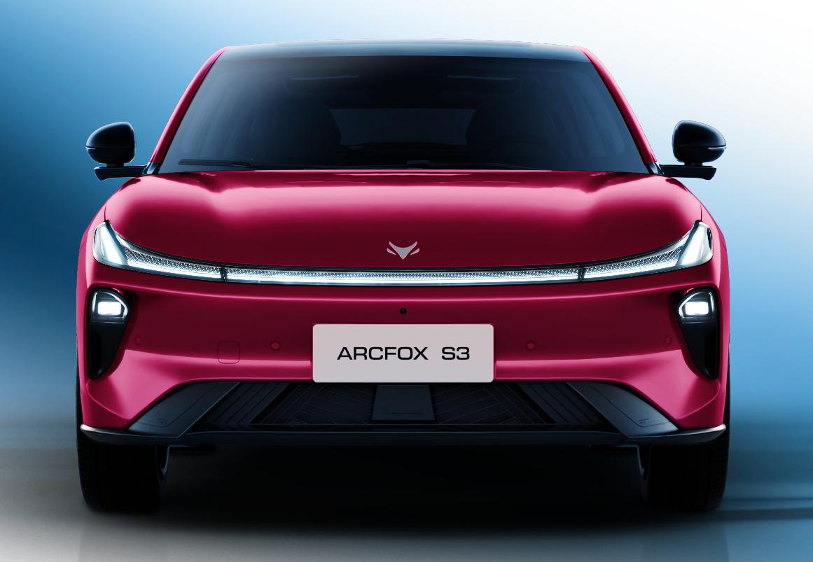 后排比MPV还宽？极狐S3让我有点意外
家里俩娃，每次出门后排挤得不行，大宝二宝