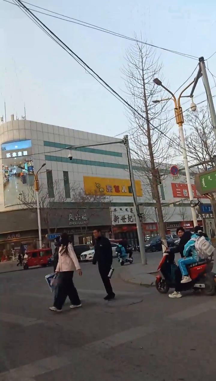 春分喜逢龙抬头，风调雨顺照丰收。昼夜平分仲春暖，国富民强乐悠悠。春暖花开龙抬头，