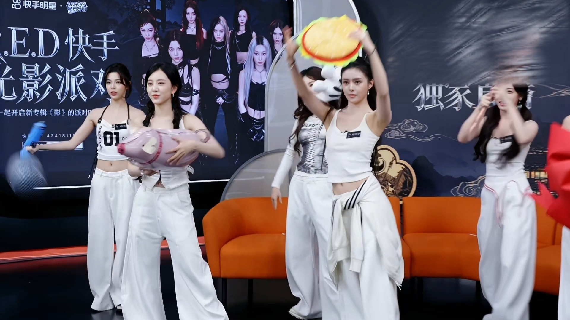 RED女团抽象版新歌演绎循环刷了好多遍！妹妹们状态感染力爆棚，各种稀奇古怪小道具