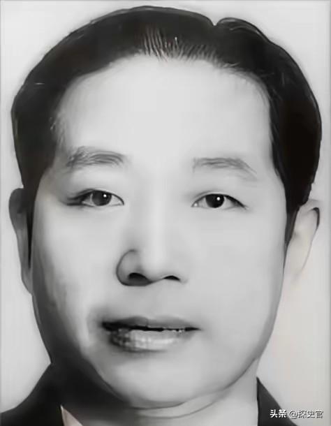 1937年，刺蒋失败后，百变杀手华克之投奔延安，伟人看到后却当场断言：你绝不能留